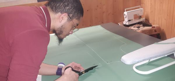 Découpage du tissu, plié. Compliqué de tenir les deux faces sans les bouger, donc il y a eu quelques différences entre la face du haut et celle du dessous.