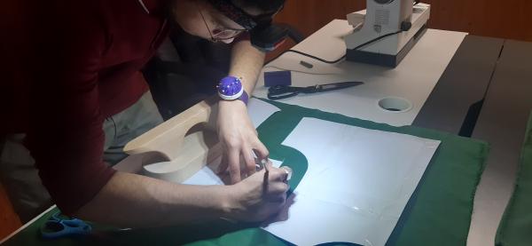 Traçage des formes de la doublure. Le tissu utilisé ici était du coton, donc moins versatile. <br>Ce tracé a été beaucoup plus simple que le précédent.