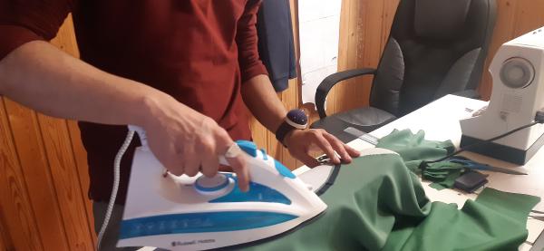 Application du edge tape sur le tissu afin de l'empêcher de s'étirer.