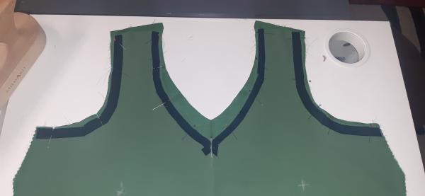 Ici, j'ai fixé le tissu à la doublure avec des épingles. <br>Nous pouvons observer que les formes ne correspondent pas, cela étant probablement dû à mes erreurs de tracé. <br>Cela dit, ce n'était pas <i>trop</i> problématique ; j'ai pu découper le surplus après couture.