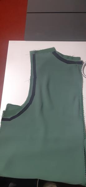 J'ai commis une <b>erreur</b> ici, car le tissu forme des vagues. <br>Un bon couturier doit recommencer ; mais je n'avais pas encore ce réflexe, donc j'ai réglé ce souci au repassage.