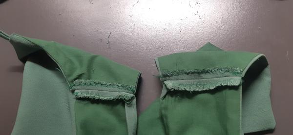 À cause de mon mauvais tracé, les bords des emmanchures et de l'encolure n'étaient pas correctement alignés au niveau des épaules après couture.