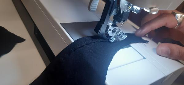 Couture d'un ourlet sur un des morceaux de la doublure.