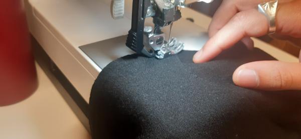 Couture des manches. Vision d'ensemble dans la prochaine image.