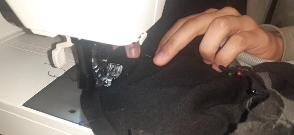 Couture des manches sur la veste.