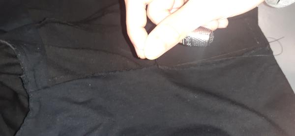 Ici, je rajoute quelques points de couture à la main à ma doublure, afin qu'elle tienne bien à la veste.