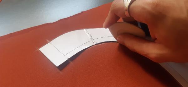 Traçage des formes sur le tissu.