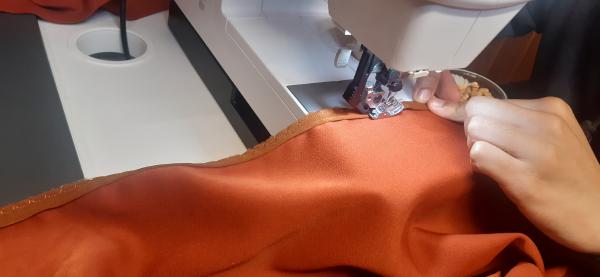 Couture du passepoil sur le pan avant droit.