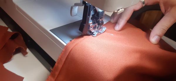 Couture du pan avant gauche sur le passepoil et sur le pan avant droit.