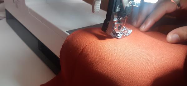 Ici, je couds le reste de l'arrière de la robe, en dessous de la fermeture éclair, de telle sorte à ce que la robe soit fermée complètement derrière (meilleure vue sur la prochaine image).