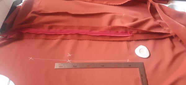 Traçage des pinces.<br>Il y a deux pinces dans cette robe, une de chaque coté de la couture dorsale.