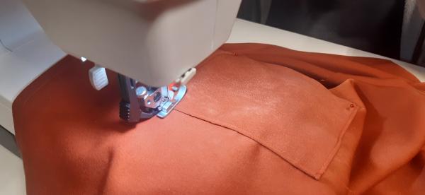 Couture des poches sur la robe.