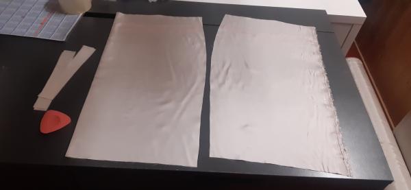 Au centre, les deux pans composant la doublure (jupon). A gauche, les petites bandelettes qui permettront de créer des boucles internes pour accrocher la jupe.