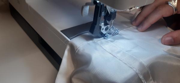 Couture de l'ourlet du jupon.