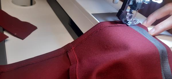 Couture des ourlets aux différents endroits mentionnés précédemment.