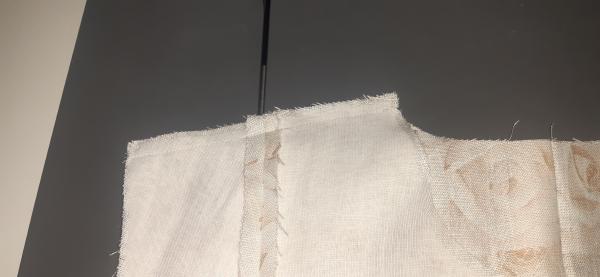 Ici, j'ai cousu le dessus des épaules afin que les pans avant et arrière se rejoigne et que le vêtement ressemble à une veste.