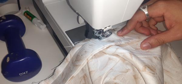 Couture du col sur tout le tour de l'encolure.