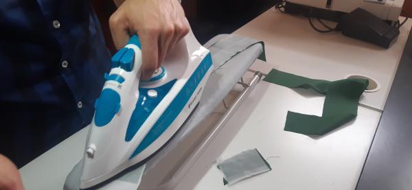 La doublure que je possède n'étant pas thermocollante, j'ai appliqué un double-face thermocollant pour ourlets entre la doublure et le tissu.