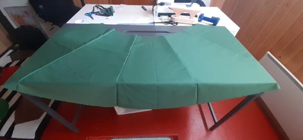 Les cinq pans une fois cousus ensemble. Le cercle n'a pas encore été fermé.