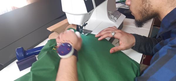 Dernière couture pour fermer le cercle de la jupe.