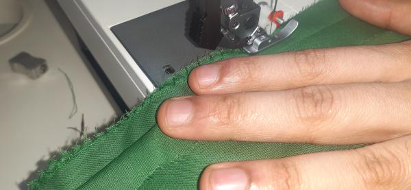 Surjet des bords internes.