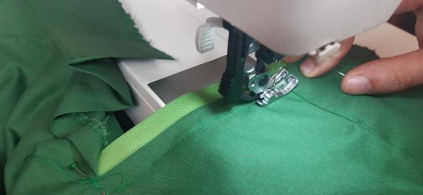 Couture de la fermeture éclair sur l'arrière de la jupe. Renfort de l'angle en bas (épingle verte).