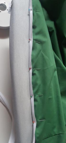 Ici, j'ai pris l'initiative de confectionner un liseré blanc en bas de la jupe, sur l'ourlet. Avec du biais blanc.