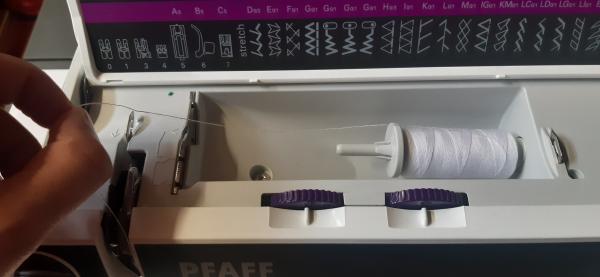 Changement du fil (de vert à blanc).