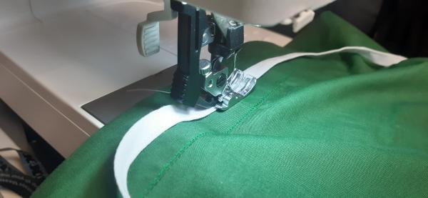 Couture du centre du lacet sur la jupe.