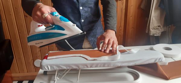 Application du biais thermocollant sur les emmanchures et encolures.