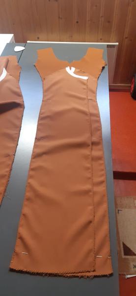 Ici, j'ai fixé les pans de la robe ensemble avec des épingles avant de les coudre ensemble.