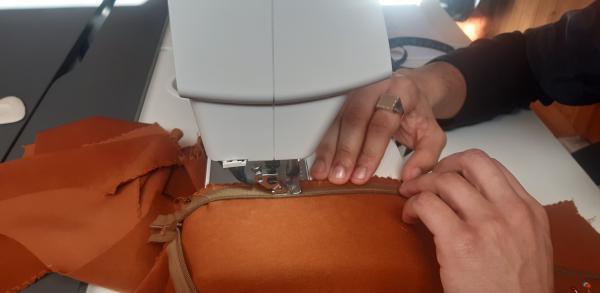 Couture de la fermeture éclair sur la robe.