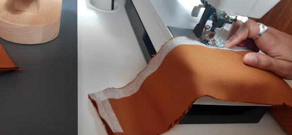 Confection du col de la veste.