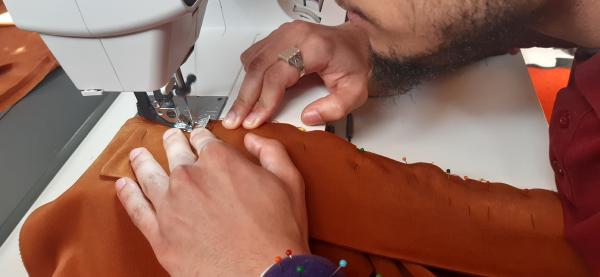 Couture du col sur la veste.