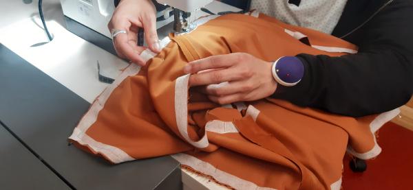 Couture du contour de la veste, doublure et couche externe. <br>La doublure et la couche externe sont faits du même tissu.