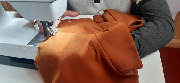 Couture de la doublure et du tissu externe ensemble sur tout le contour de l'emmanchure.