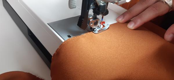 Surjet des bords des manches.