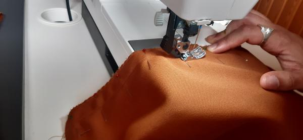 Couture des manches afin qu'elles soient en forme de tube.