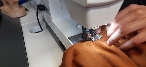 Première tentative de couture de la manche sur l'emmanchure de la veste. La manche est à l'intérieur de la veste, donc n'est pas visible sur la photo. <br>Cette tentative s'est révélée être un <b>échec</b>, car j'ai obtenu une couture avec des <b>boursouflures</b>, probablement en raison d'un mauvais placement de la manche lors de la couture.