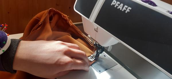 Seconde tentative de couture de la manche. J'ai décousu les parties mal cousues et ajusté la manche, puis recousu. <br>La seconde manche m'a causé moins de tracas. 😊