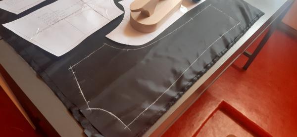 Ici, j'ai tracé les formes du patron dans le tissu de doublure. C'était plus simple que prévu...la doublure est très lisse, donc je m'attendais à plus de difficulté.