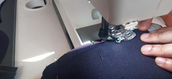 Couture des pièces du gilet. Commencé au centre du dos.
