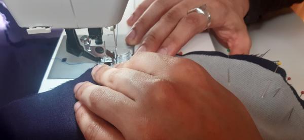 Ici commence la couture des deux pans avant - gauche, et droite.