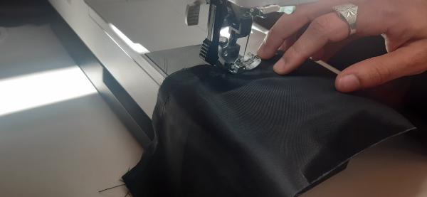 Maintenant, couture de la doublure. Les pièces ont la même forme que celles de la couche externe, donc c'est à peu près le même travail de couture que précédemment.