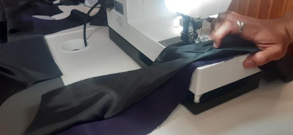 Cette pièce que je couds ici avec sa doublure est le pan final (en exemplaire gauche et droite) supposé compléter les pans avant gauche et droite.