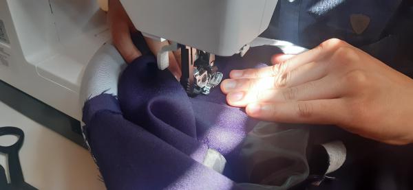 Ici, je couds la doublure au travers des coutures des pièces de la couche externe.