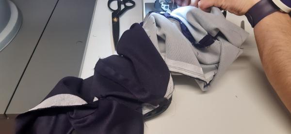 Toutes ces circonvolutions pour parvenir à terminer la couture des emmanchures! 😅 <br>Celles-ci ne peuvent être atteintes normalement une fois tout le contour de la veste et doublure cousus ensemble. Il faut retourner la veste par des trous prévus à cet effet que j'avais laissé dans la doublure. D'où l'apparence du vêtement sur cette image.