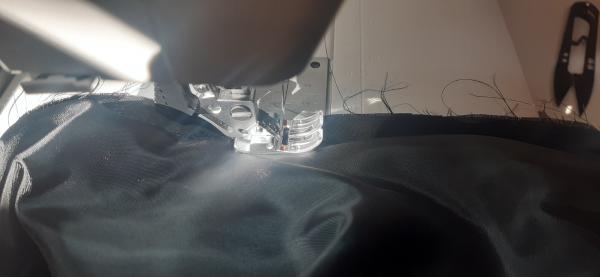 Ici, je couds les fameux trous que j'avais laissé dans la doublure (côté gauche et côté droit).