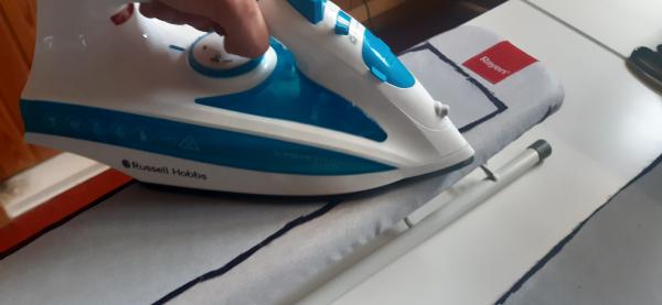 Application de l'entoilage sur les pièces de la bande de taille.