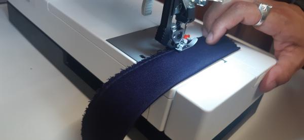 Surjet de la pièce prévue pour être la partie centrale et interne de la braguette.